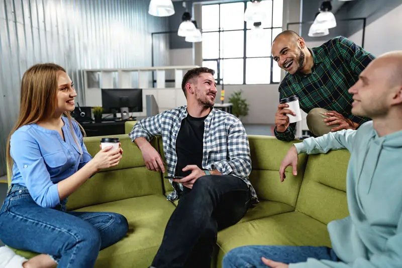 Eine Gruppe von Freunden, die sich gegenseitig unterstützen, symbolisiert die Einbeziehung von Freunden.