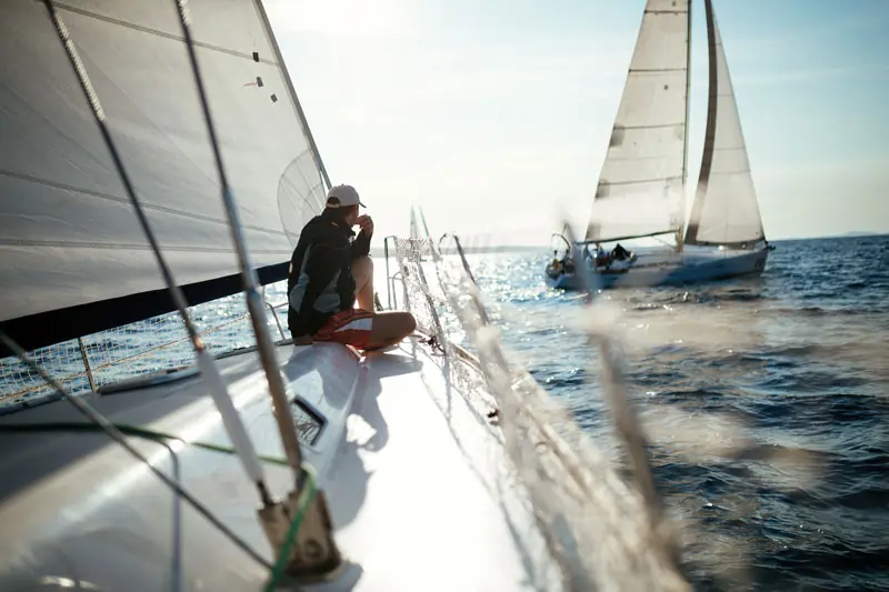 Mann entspannt auf einem Segelboot, vergisst seine Affäre und gestaltet sein Leben neu.